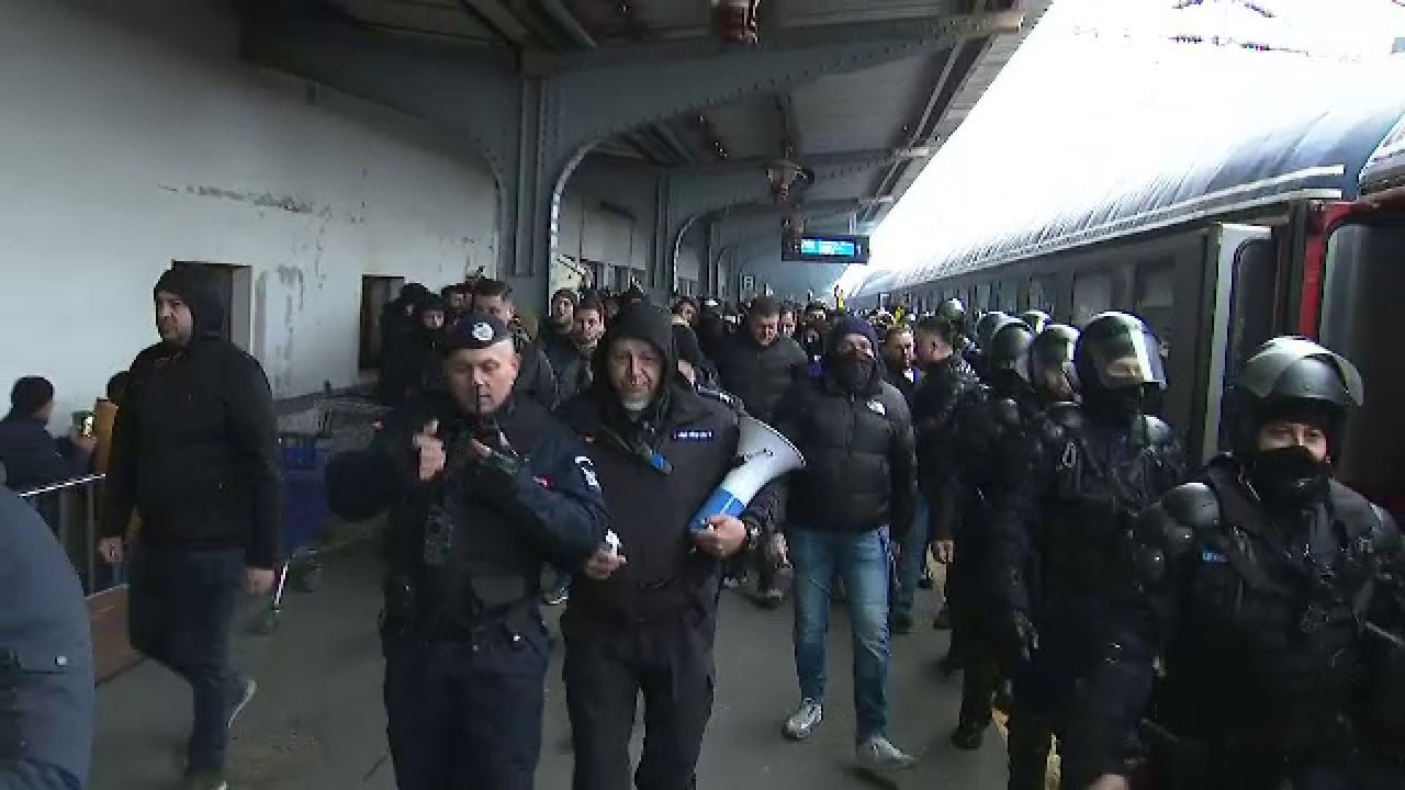 Se anunță spectacol! Suporterii Petrolului Ploiești au făcut senzație în Gara de Nord înainte de meciul cu FCSB_6