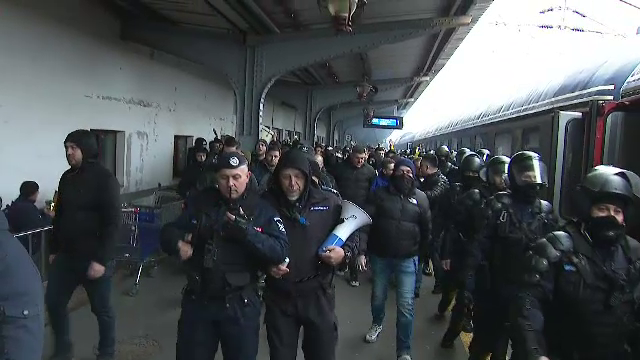 Se anunță spectacol! Suporterii Petrolului Ploiești au făcut senzație în Gara de Nord înainte de meciul cu FCSB_7