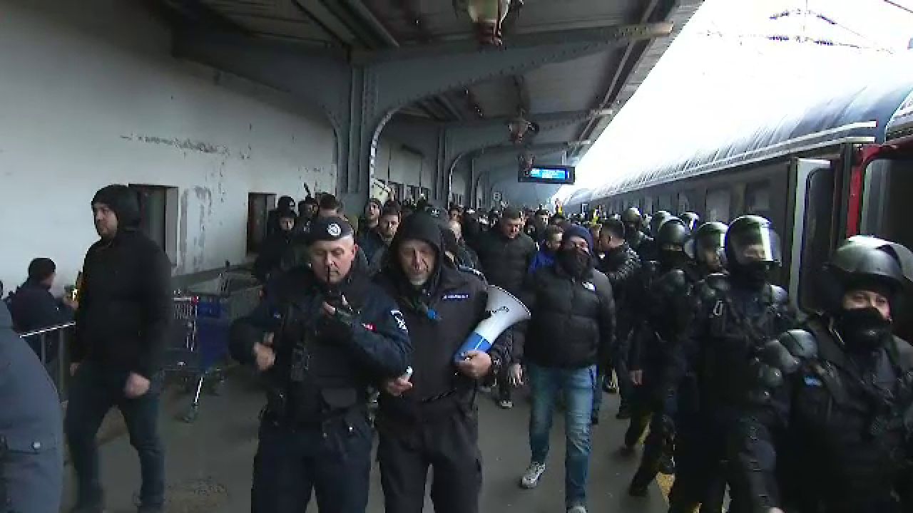 Se anunță spectacol! Suporterii Petrolului Ploiești au făcut senzație în Gara de Nord înainte de meciul cu FCSB_7