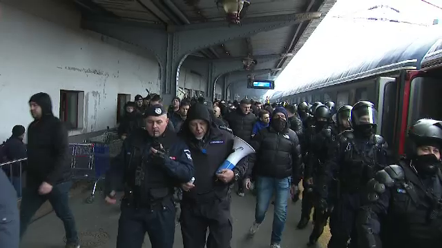 Se anunță spectacol! Suporterii Petrolului Ploiești au făcut senzație în Gara de Nord înainte de meciul cu FCSB_8