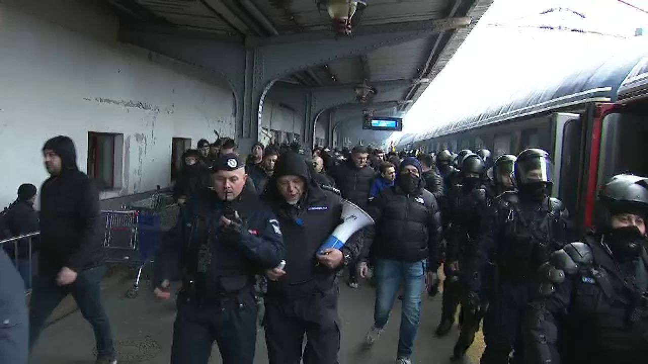 Se anunță spectacol! Suporterii Petrolului Ploiești au făcut senzație în Gara de Nord înainte de meciul cu FCSB_8