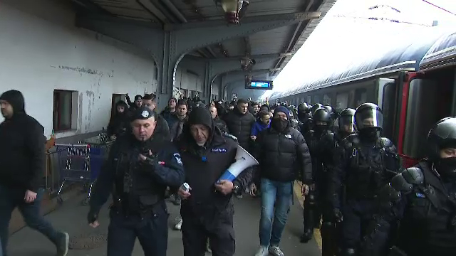 Se anunță spectacol! Suporterii Petrolului Ploiești au făcut senzație în Gara de Nord înainte de meciul cu FCSB_9