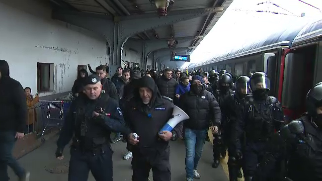 Se anunță spectacol! Suporterii Petrolului Ploiești au făcut senzație în Gara de Nord înainte de meciul cu FCSB_10