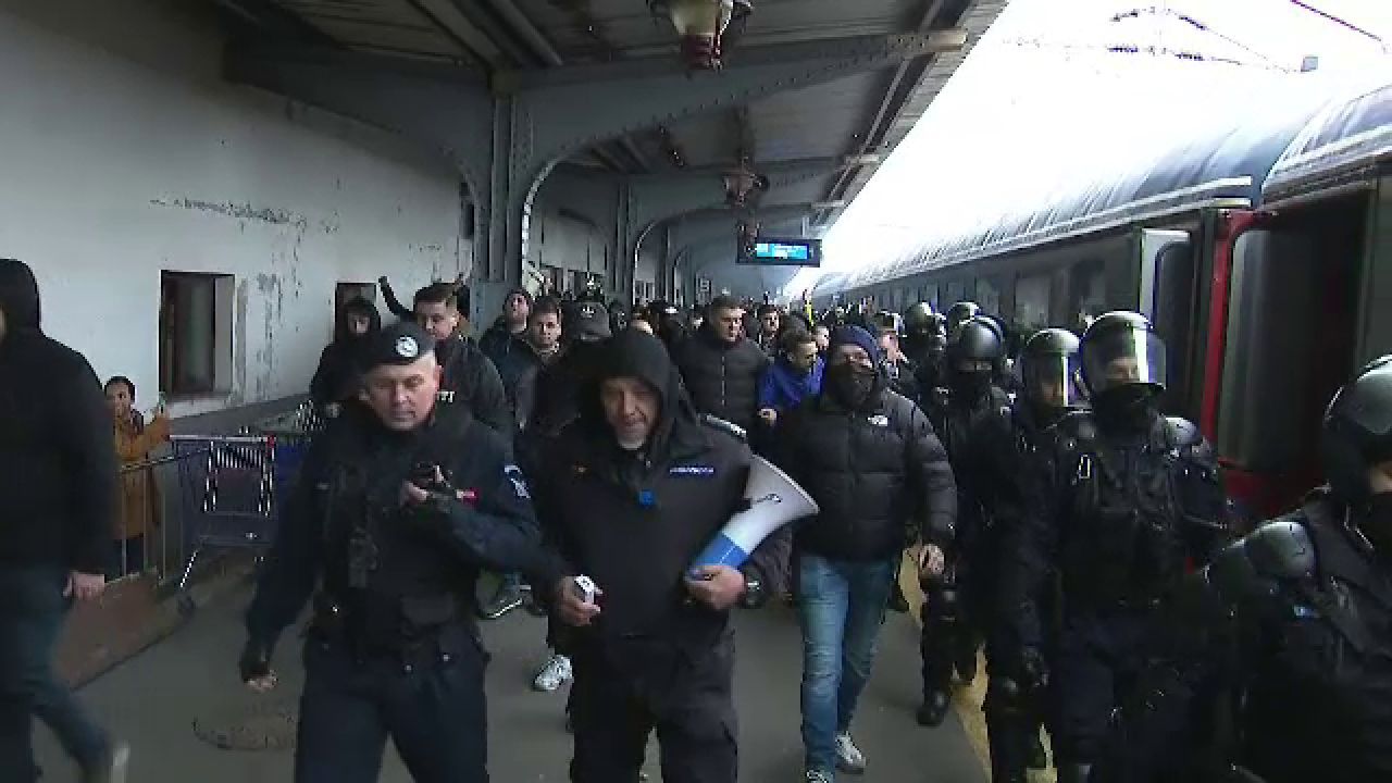 Se anunță spectacol! Suporterii Petrolului Ploiești au făcut senzație în Gara de Nord înainte de meciul cu FCSB_10