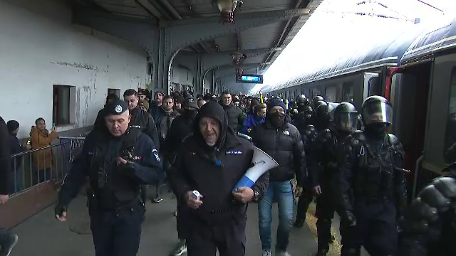Se anunță spectacol! Suporterii Petrolului Ploiești au făcut senzație în Gara de Nord înainte de meciul cu FCSB_11