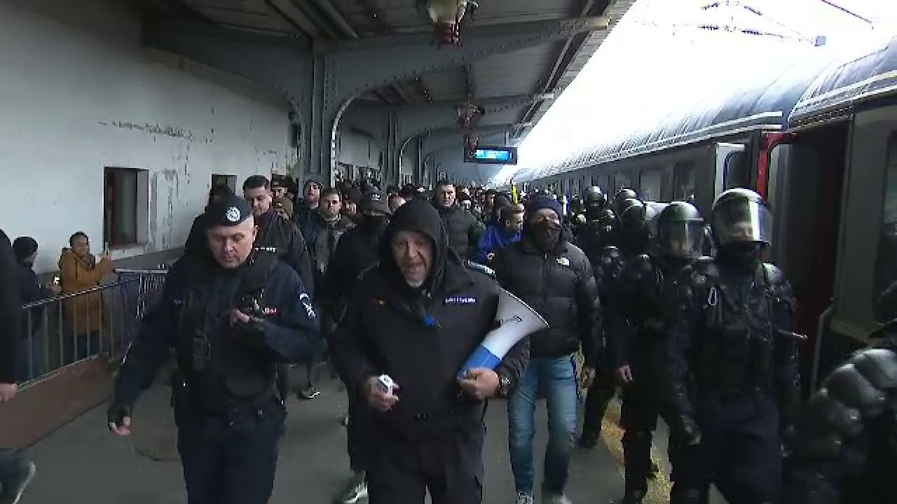 Se anunță spectacol! Suporterii Petrolului Ploiești au făcut senzație în Gara de Nord înainte de meciul cu FCSB_11
