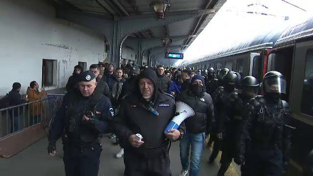 Se anunță spectacol! Suporterii Petrolului Ploiești au făcut senzație în Gara de Nord înainte de meciul cu FCSB_12