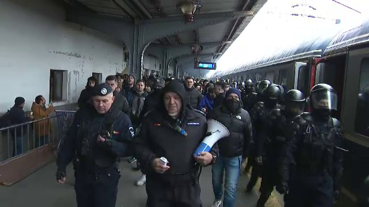 Se anunță spectacol! Suporterii Petrolului Ploiești au făcut senzație în Gara de Nord înainte de meciul cu FCSB_12