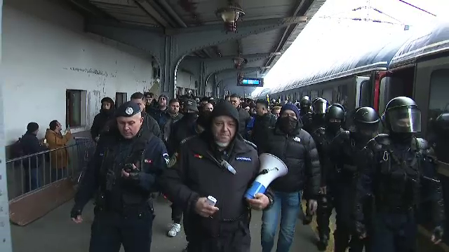 Se anunță spectacol! Suporterii Petrolului Ploiești au făcut senzație în Gara de Nord înainte de meciul cu FCSB_13