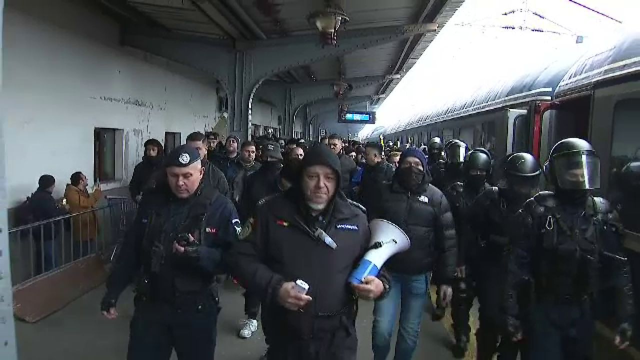 Se anunță spectacol! Suporterii Petrolului Ploiești au făcut senzație în Gara de Nord înainte de meciul cu FCSB_13