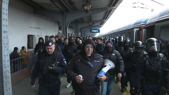 Se anunță spectacol! Suporterii Petrolului Ploiești au făcut senzație în Gara de Nord înainte de meciul cu FCSB_14