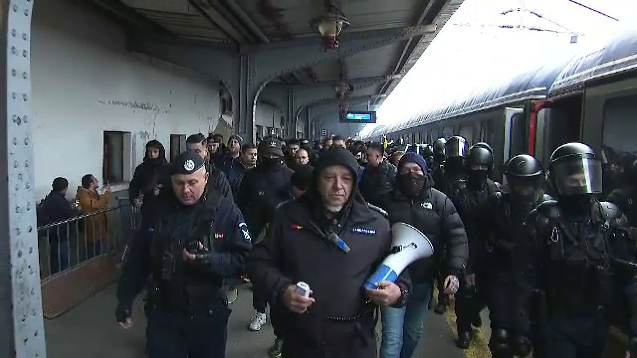 Se anunță spectacol! Suporterii Petrolului Ploiești au făcut senzație în Gara de Nord înainte de meciul cu FCSB_14