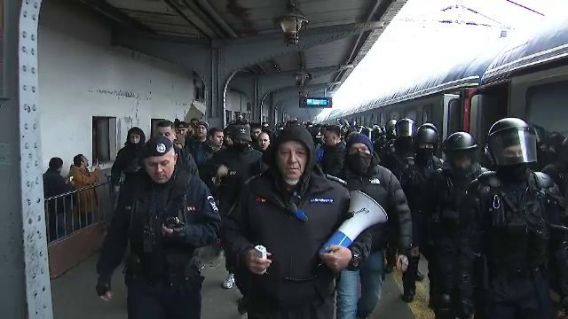 Se anunță spectacol! Suporterii Petrolului Ploiești au făcut senzație în Gara de Nord înainte de meciul cu FCSB_15