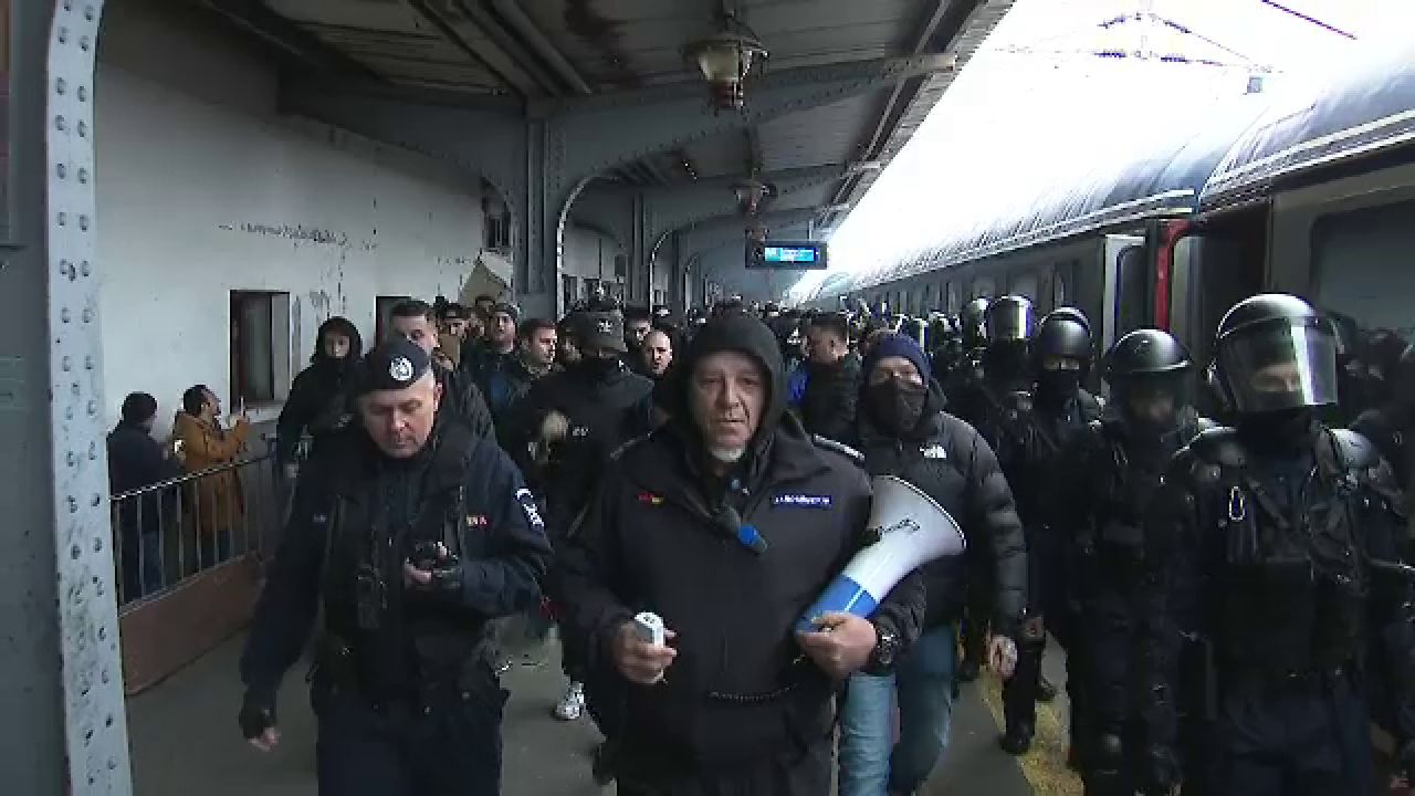 Se anunță spectacol! Suporterii Petrolului Ploiești au făcut senzație în Gara de Nord înainte de meciul cu FCSB_15