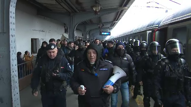 Se anunță spectacol! Suporterii Petrolului Ploiești au făcut senzație în Gara de Nord înainte de meciul cu FCSB_16