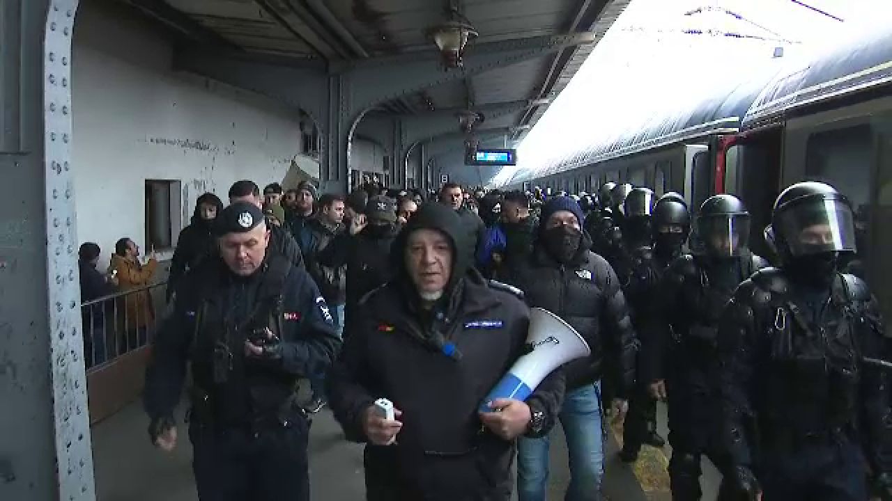 Se anunță spectacol! Suporterii Petrolului Ploiești au făcut senzație în Gara de Nord înainte de meciul cu FCSB_16