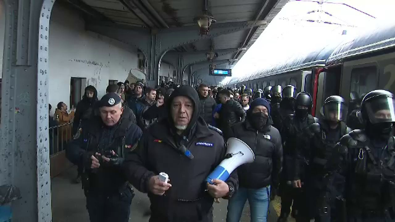 Se anunță spectacol! Suporterii Petrolului Ploiești au făcut senzație în Gara de Nord înainte de meciul cu FCSB_18