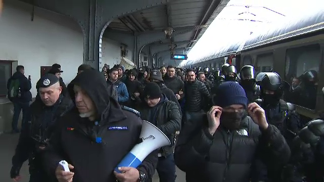 Se anunță spectacol! Suporterii Petrolului Ploiești au făcut senzație în Gara de Nord înainte de meciul cu FCSB_19