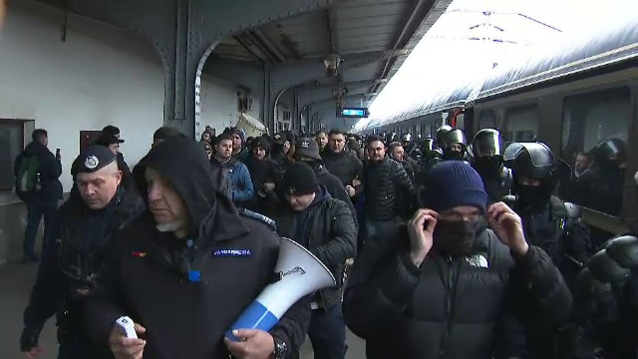 Se anunță spectacol! Suporterii Petrolului Ploiești au făcut senzație în Gara de Nord înainte de meciul cu FCSB_19