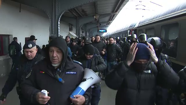 Se anunță spectacol! Suporterii Petrolului Ploiești au făcut senzație în Gara de Nord înainte de meciul cu FCSB_20