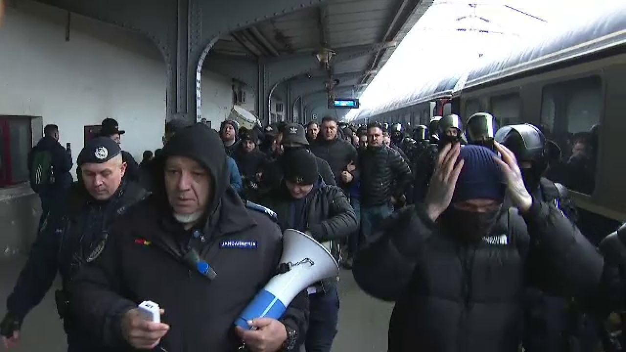 Se anunță spectacol! Suporterii Petrolului Ploiești au făcut senzație în Gara de Nord înainte de meciul cu FCSB_20