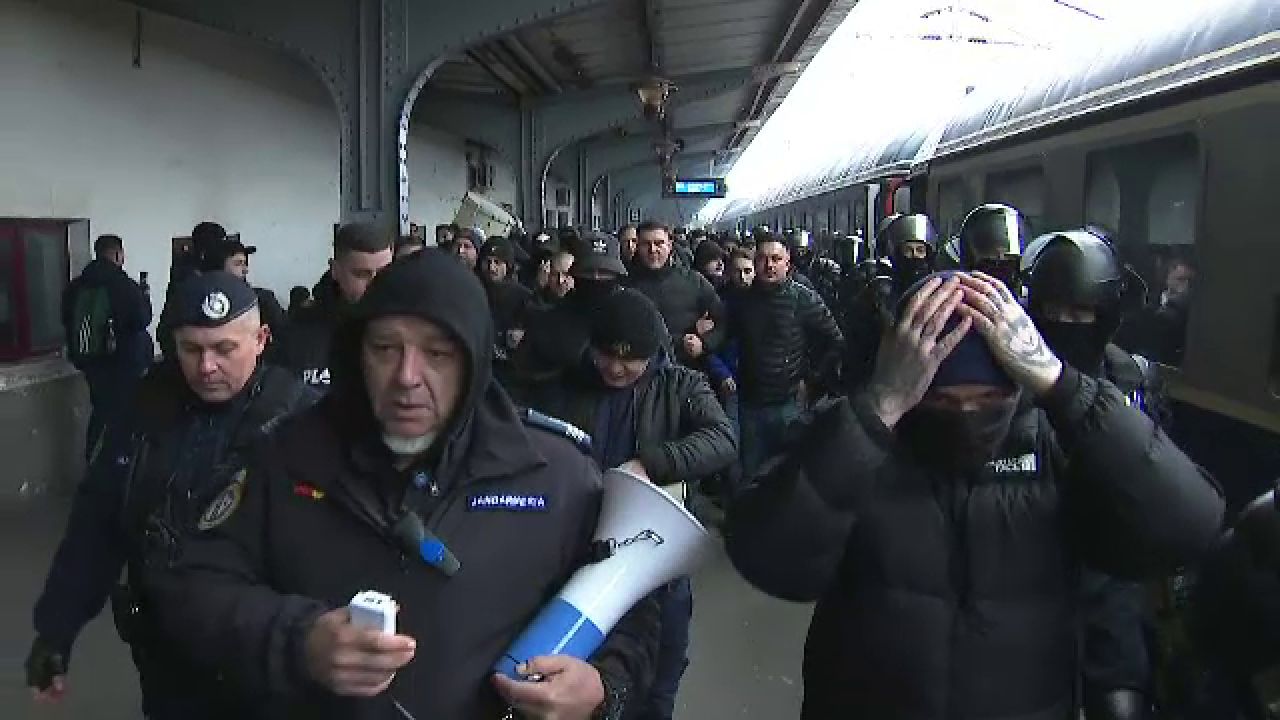 Se anunță spectacol! Suporterii Petrolului Ploiești au făcut senzație în Gara de Nord înainte de meciul cu FCSB_21