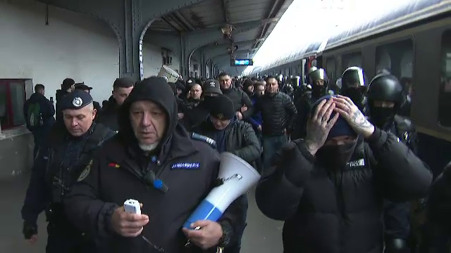 Se anunță spectacol! Suporterii Petrolului Ploiești au făcut senzație în Gara de Nord înainte de meciul cu FCSB_22