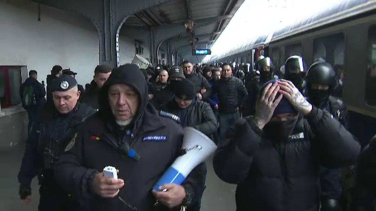 Se anunță spectacol! Suporterii Petrolului Ploiești au făcut senzație în Gara de Nord înainte de meciul cu FCSB_22