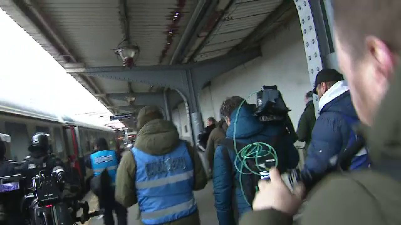 Se anunță spectacol! Suporterii Petrolului Ploiești au făcut senzație în Gara de Nord înainte de meciul cu FCSB_23