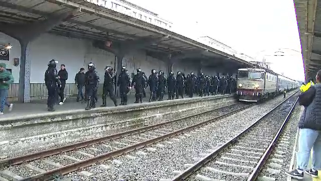 Se anunță spectacol! Suporterii Petrolului Ploiești au făcut senzație în Gara de Nord înainte de meciul cu FCSB_25