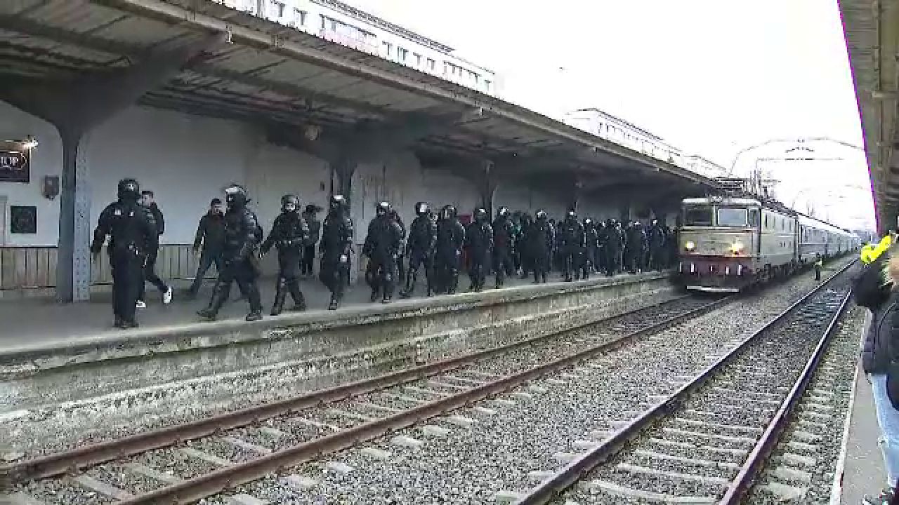 Se anunță spectacol! Suporterii Petrolului Ploiești au făcut senzație în Gara de Nord înainte de meciul cu FCSB_26