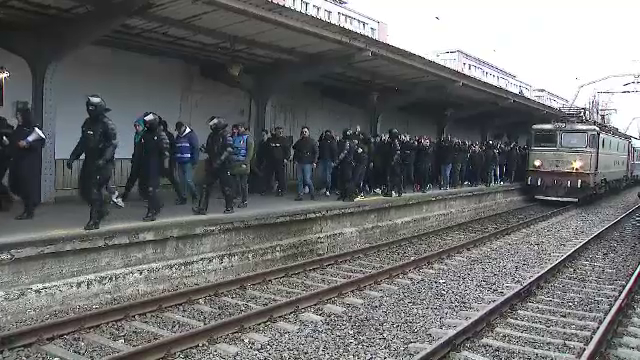Se anunță spectacol! Suporterii Petrolului Ploiești au făcut senzație în Gara de Nord înainte de meciul cu FCSB_28