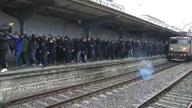 Se anunță spectacol! Suporterii Petrolului Ploiești au făcut senzație în Gara de Nord înainte de meciul cu FCSB_29