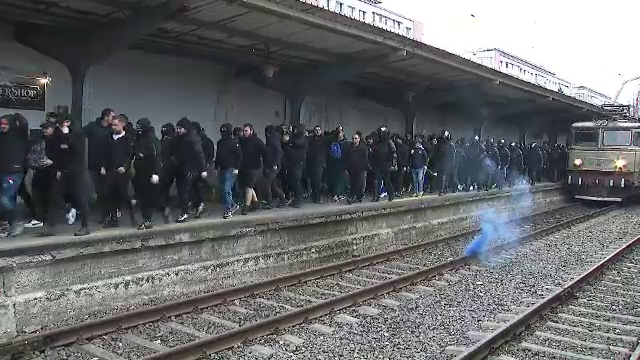 Se anunță spectacol! Suporterii Petrolului Ploiești au făcut senzație în Gara de Nord înainte de meciul cu FCSB_30