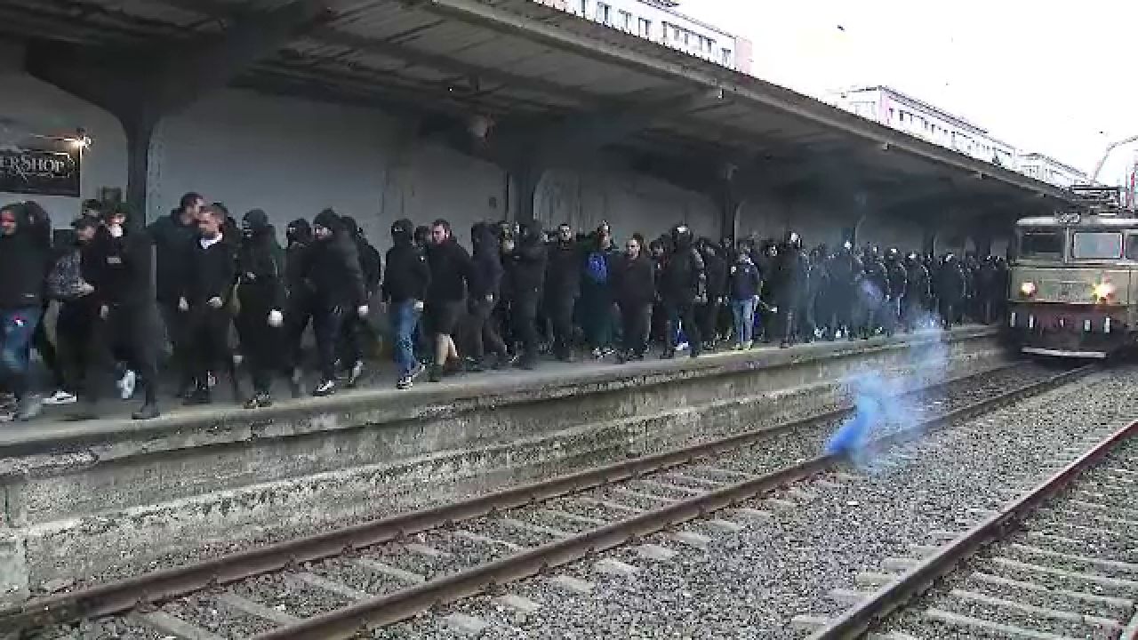 Se anunță spectacol! Suporterii Petrolului Ploiești au făcut senzație în Gara de Nord înainte de meciul cu FCSB_30