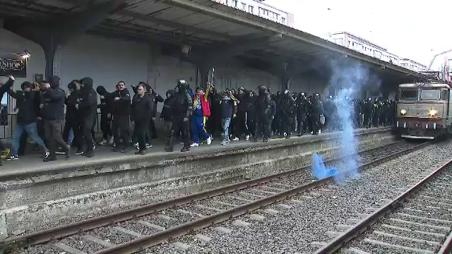 Se anunță spectacol! Suporterii Petrolului Ploiești au făcut senzație în Gara de Nord înainte de meciul cu FCSB_33