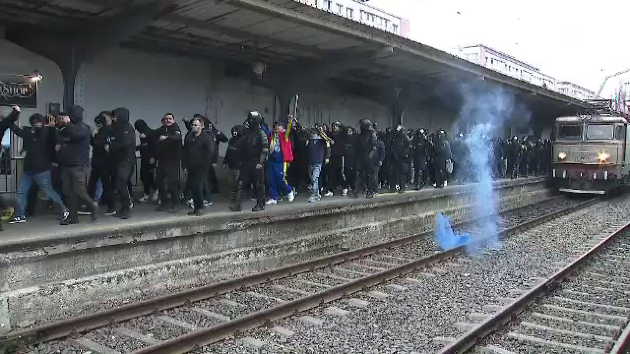 Se anunță spectacol! Suporterii Petrolului Ploiești au făcut senzație în Gara de Nord înainte de meciul cu FCSB_33