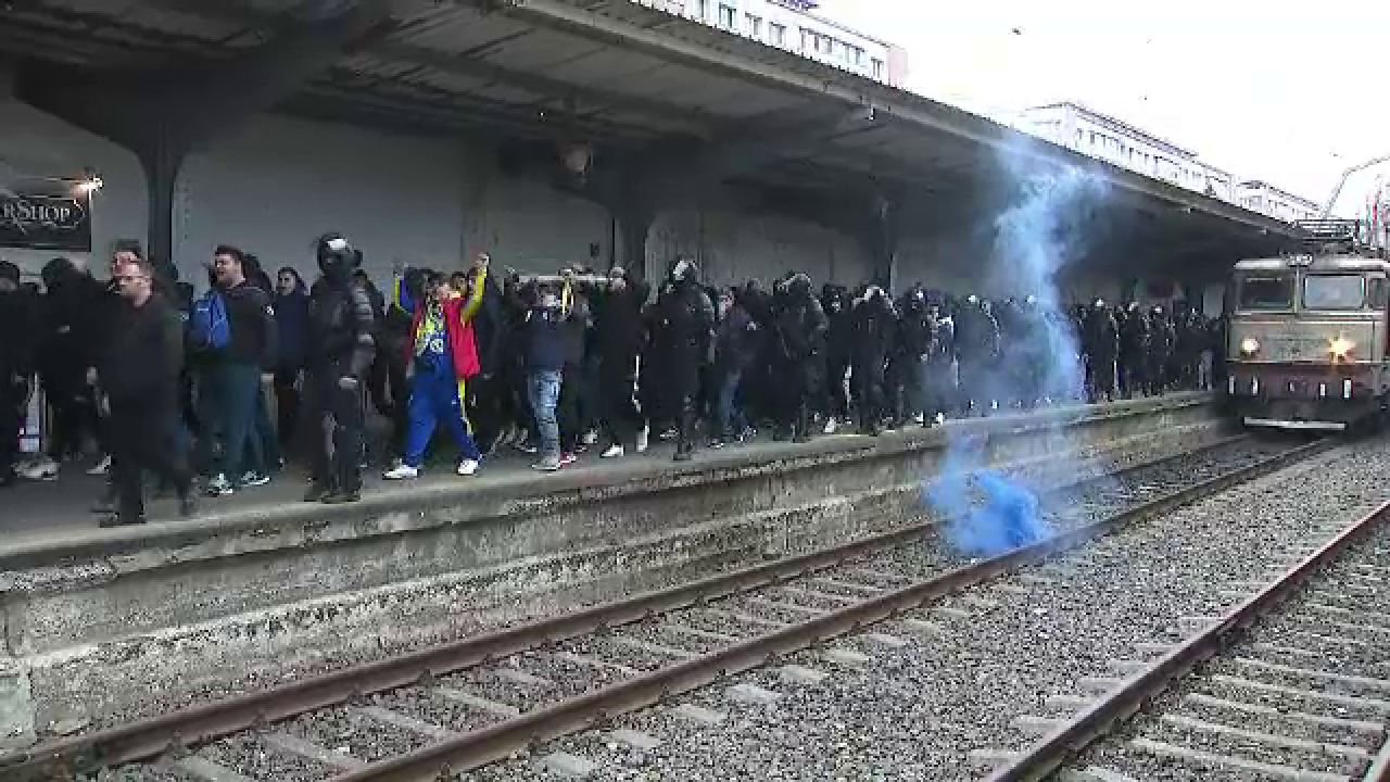Se anunță spectacol! Suporterii Petrolului Ploiești au făcut senzație în Gara de Nord înainte de meciul cu FCSB_34