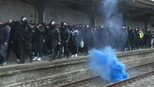Se anunță spectacol! Suporterii Petrolului Ploiești au făcut senzație în Gara de Nord înainte de meciul cu FCSB_35
