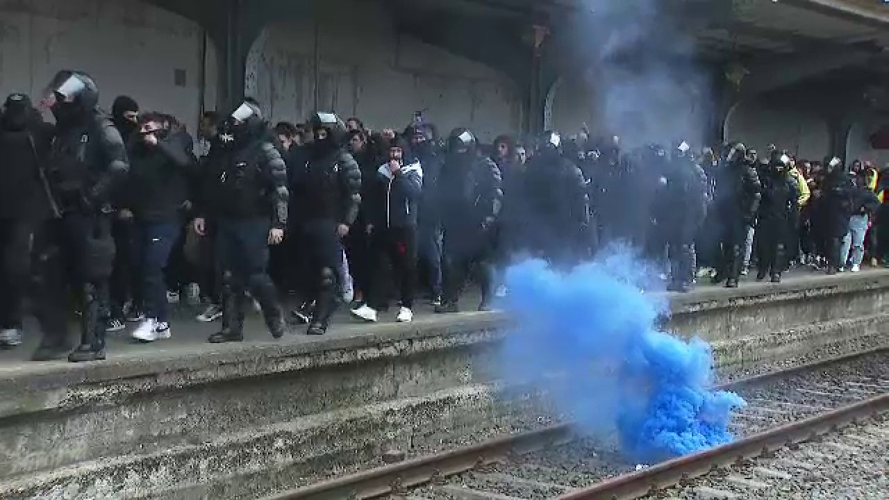 Se anunță spectacol! Suporterii Petrolului Ploiești au făcut senzație în Gara de Nord înainte de meciul cu FCSB_36