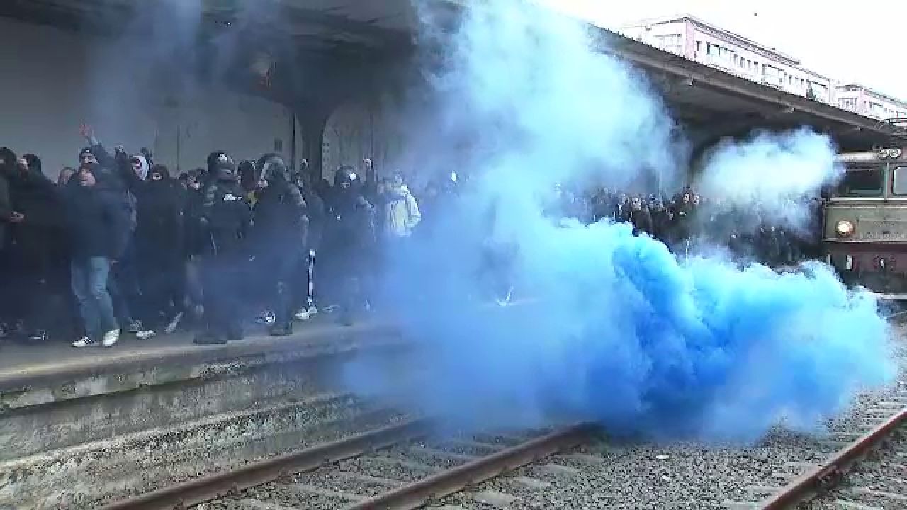 Se anunță spectacol! Suporterii Petrolului Ploiești au făcut senzație în Gara de Nord înainte de meciul cu FCSB_40