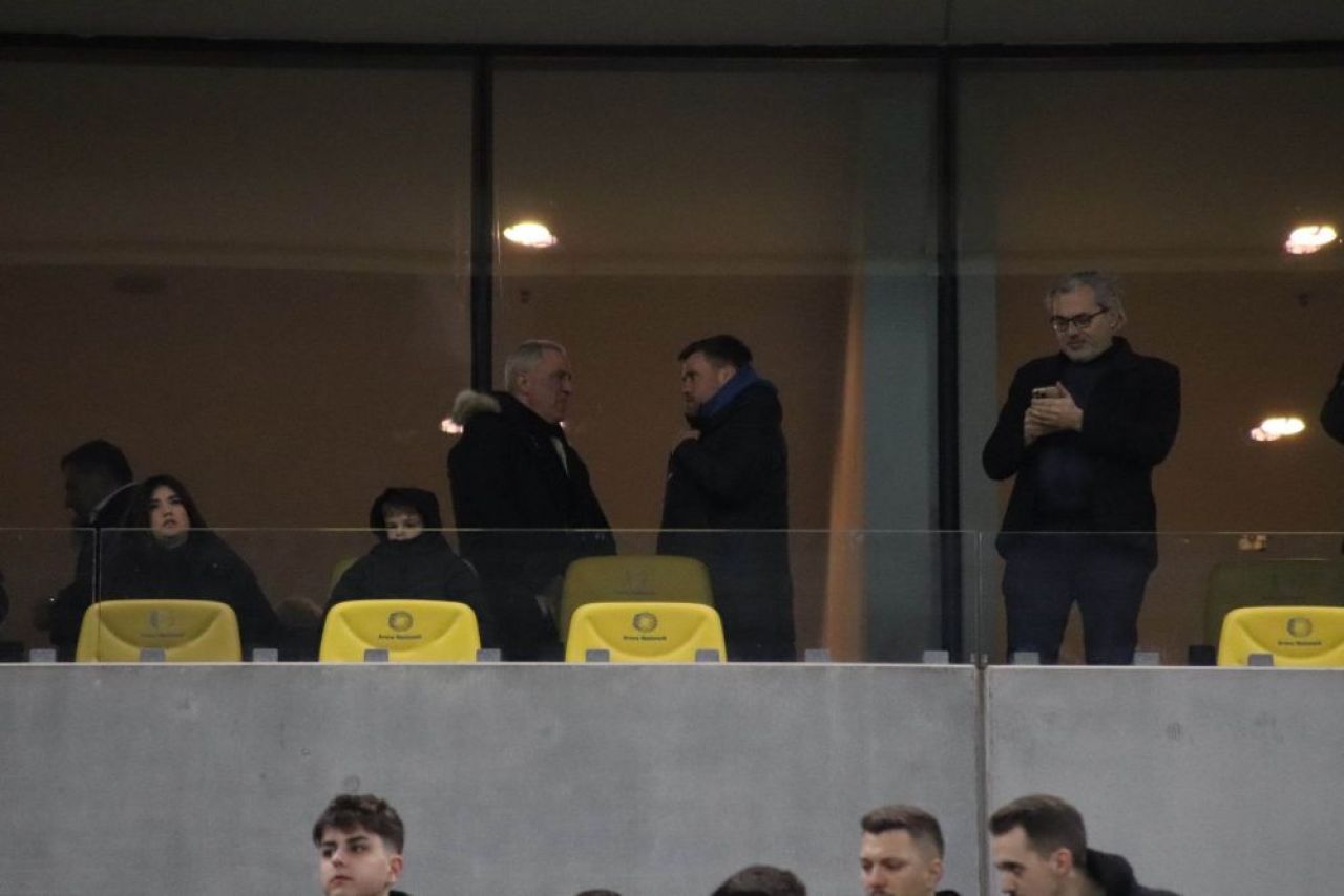 Cu cine a fost surprins Mihai Pintilii, în lojă, înainte de FCSB - Petrolul Ploiești_1