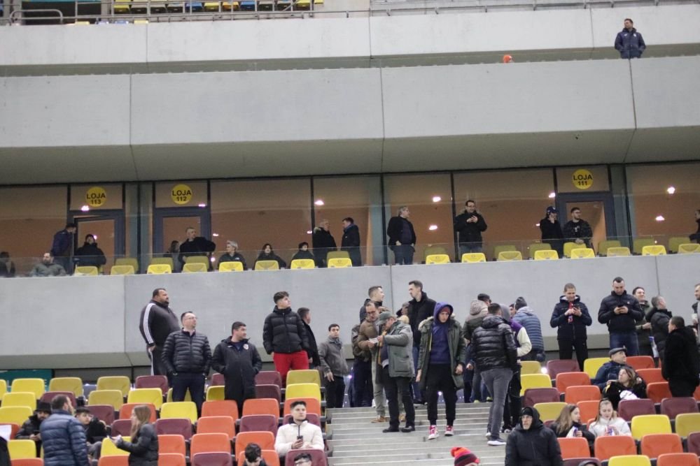 Cu cine a fost surprins Mihai Pintilii, în lojă, înainte de FCSB - Petrolul Ploiești_3