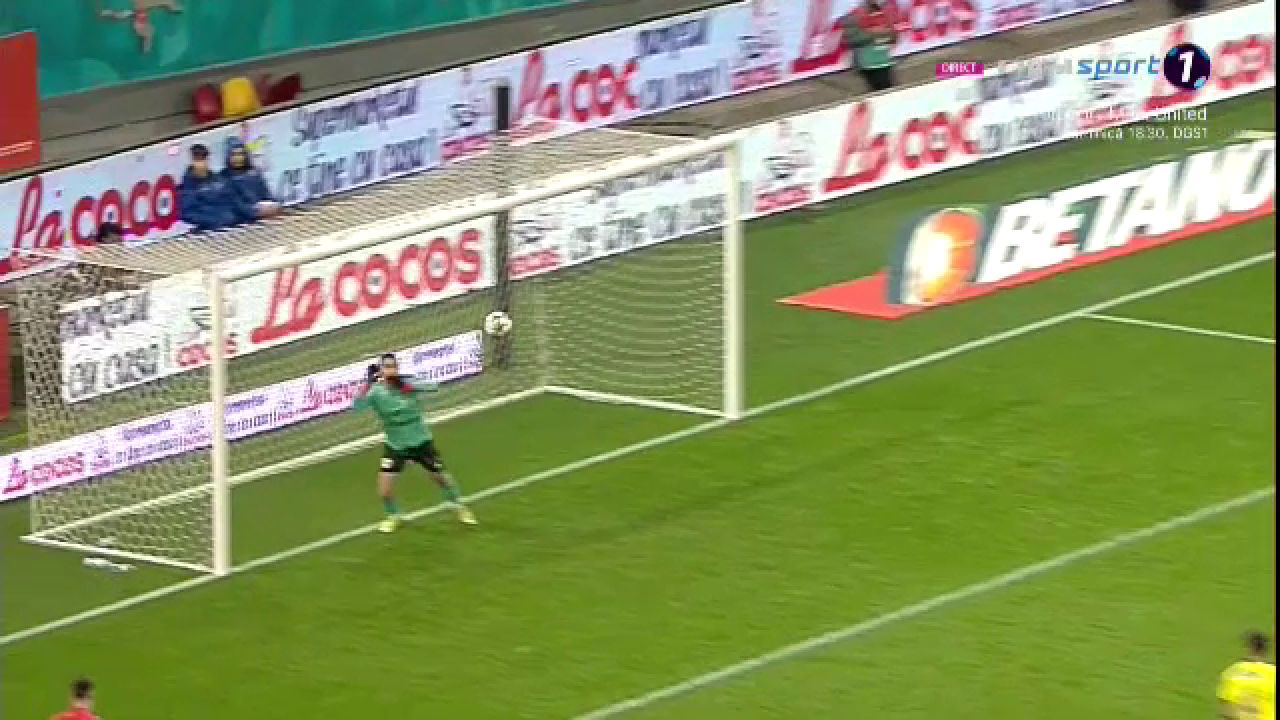 A văzut la Neymar? Octavian Popescu a încercat un gol spectaculos. Vâlceanu a respins cu mare dificultate_14