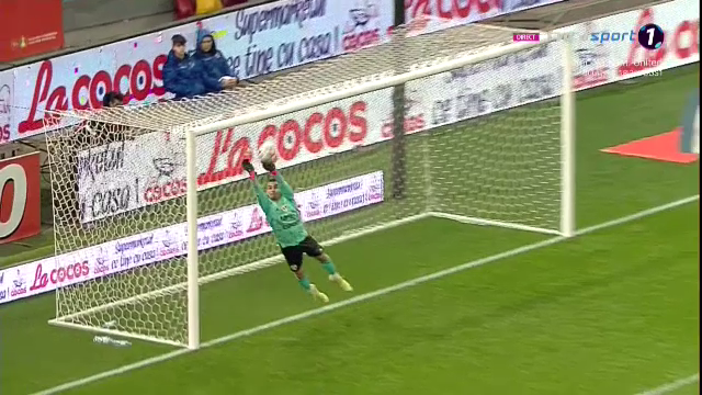 A văzut la Neymar? Octavian Popescu a încercat un gol spectaculos. Vâlceanu a respins cu mare dificultate_15