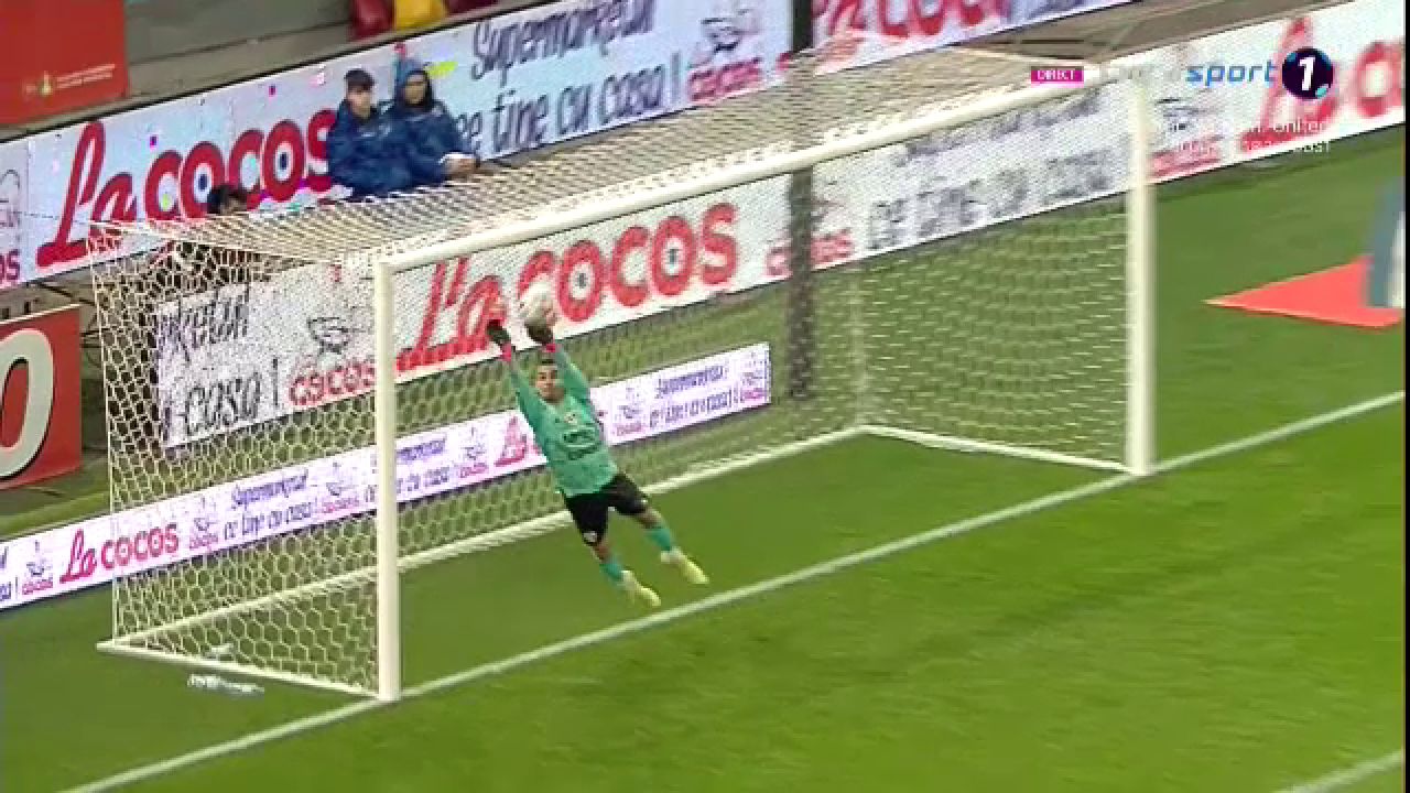 A văzut la Neymar? Octavian Popescu a încercat un gol spectaculos. Vâlceanu a respins cu mare dificultate_15