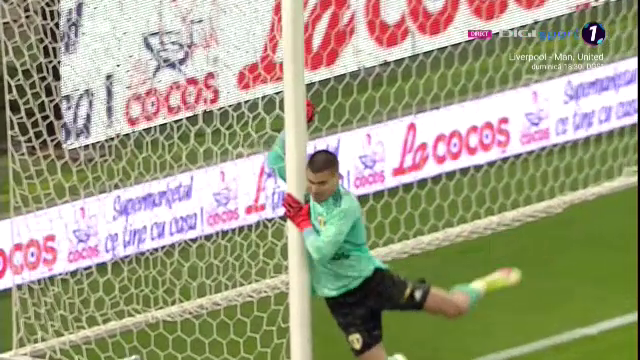 A văzut la Neymar? Octavian Popescu a încercat un gol spectaculos. Vâlceanu a respins cu mare dificultate_17