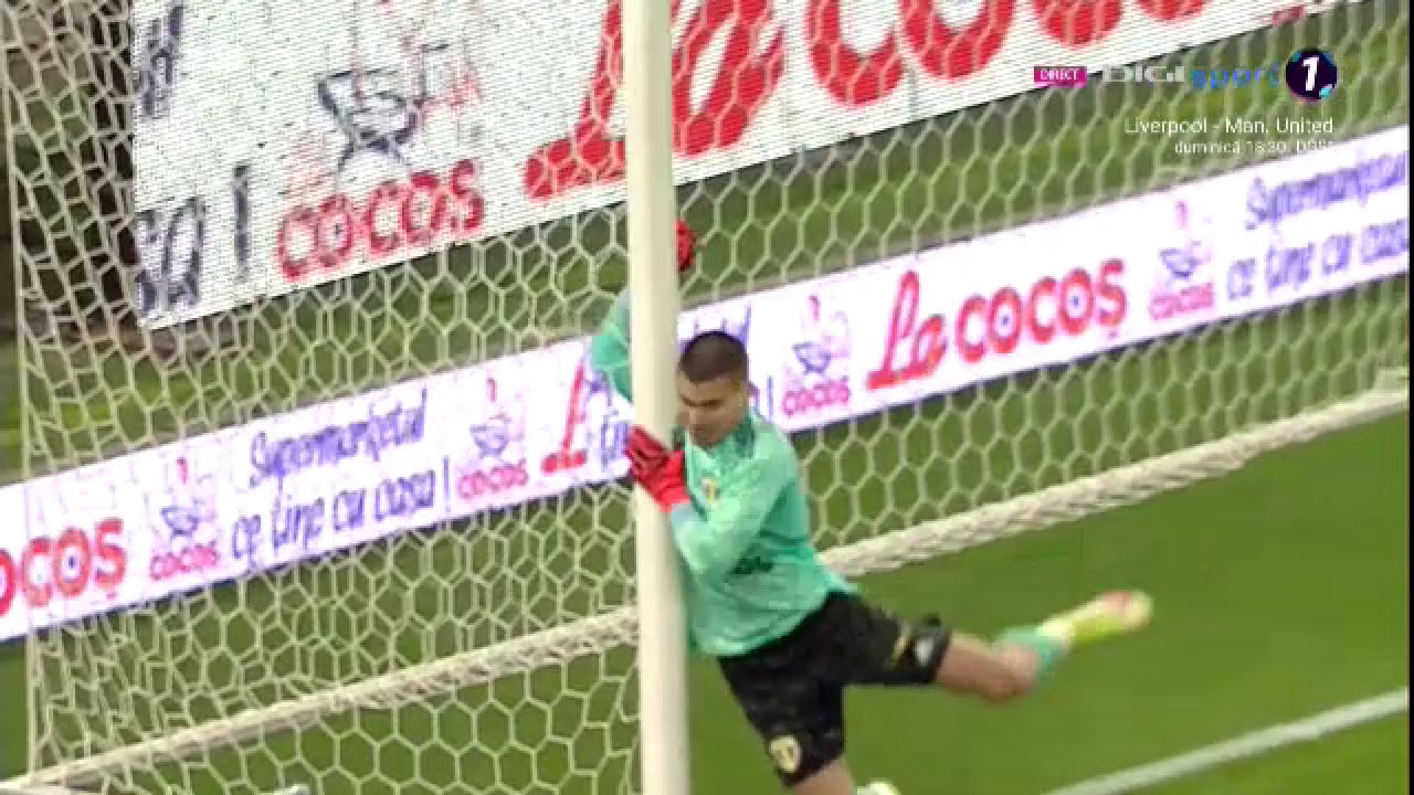 A văzut la Neymar? Octavian Popescu a încercat un gol spectaculos. Vâlceanu a respins cu mare dificultate_17