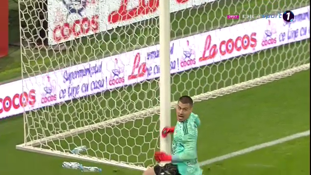 A văzut la Neymar? Octavian Popescu a încercat un gol spectaculos. Vâlceanu a respins cu mare dificultate_18