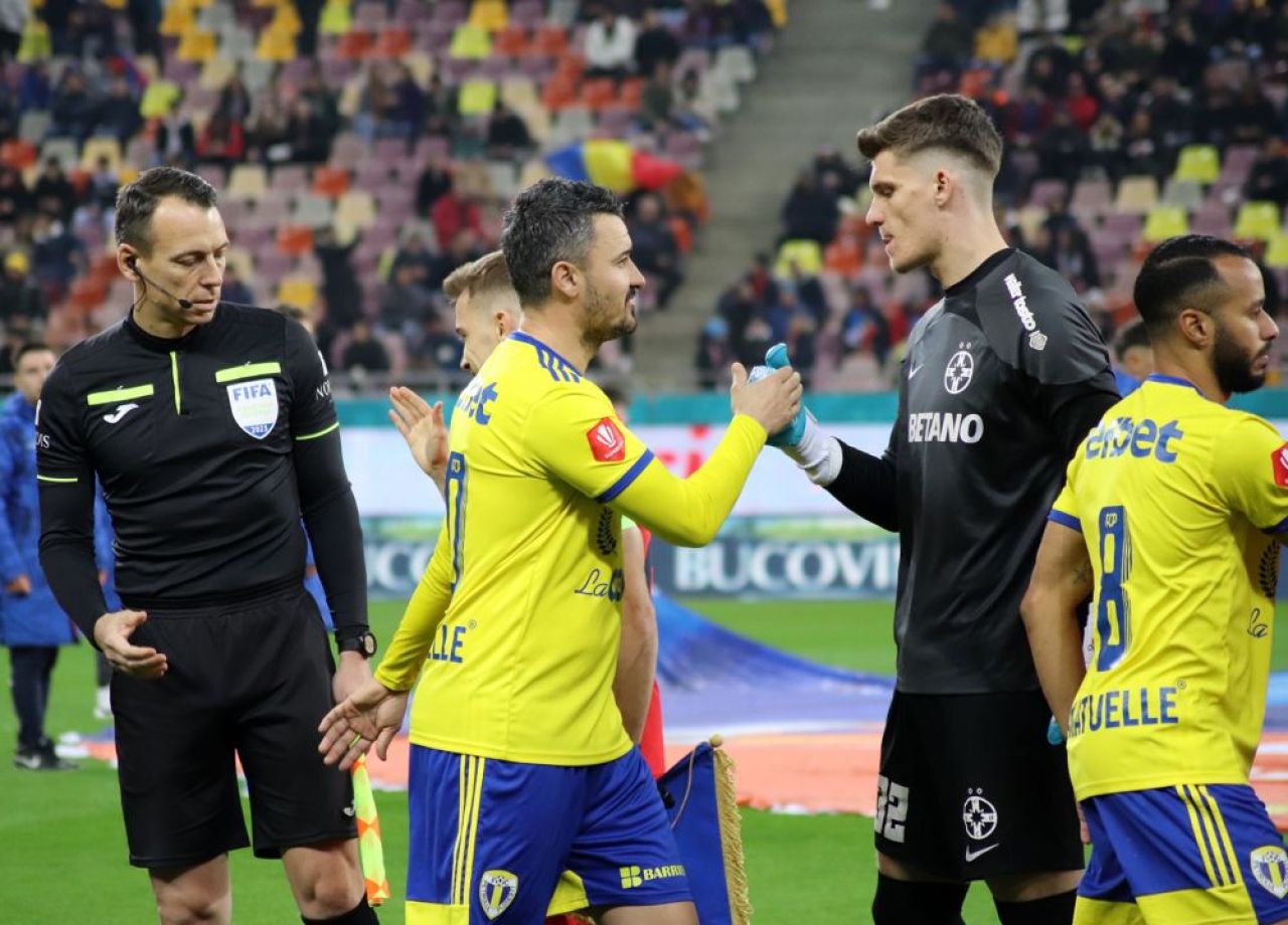 Cele mai tari imagini din prima repriză a meciului FCSB - Petrolul Ploiești_17
